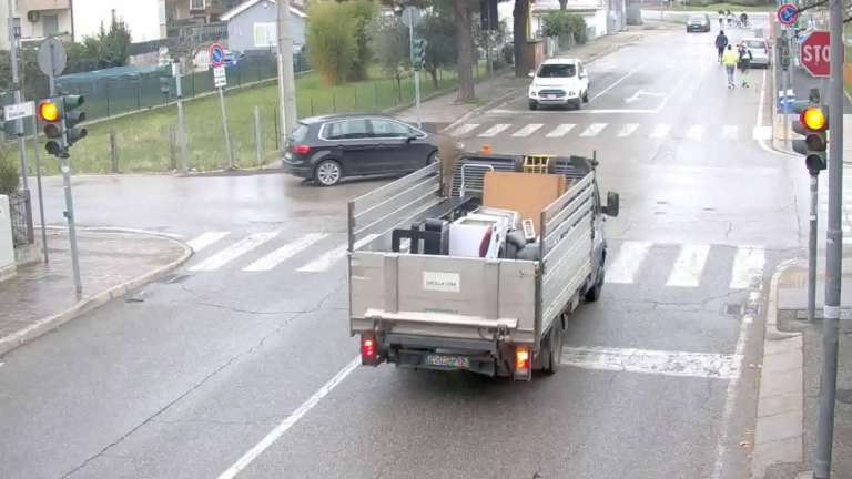 Rimini: furgone passa col rosso, tragedia sfiorata