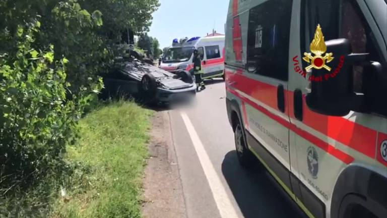 Rimini, scontro sulla statale: auto si ribalta, 3 in ospedale. Video