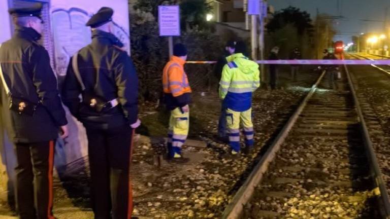 Ravenna, travolto e ucciso dal treno al passaggio a livello, muore 50enne