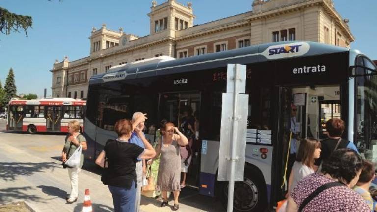 Sull’autobus senza biglietto a Forlì, bloccano il servizio: denunciati