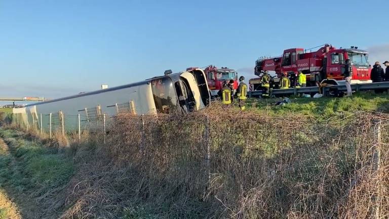 Cesena, si schianta un pullman di profughi ucraini: morta una donna e 5 feriti VIDEO