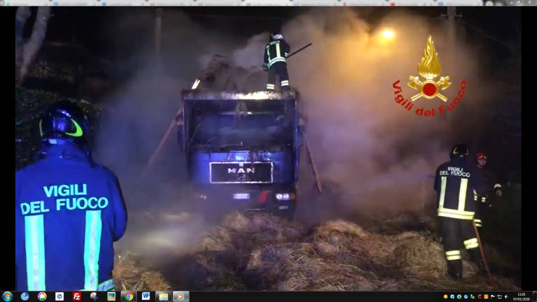 San Marino, a fuoco un camion carico di rotoballe. VIDEO E FOTO