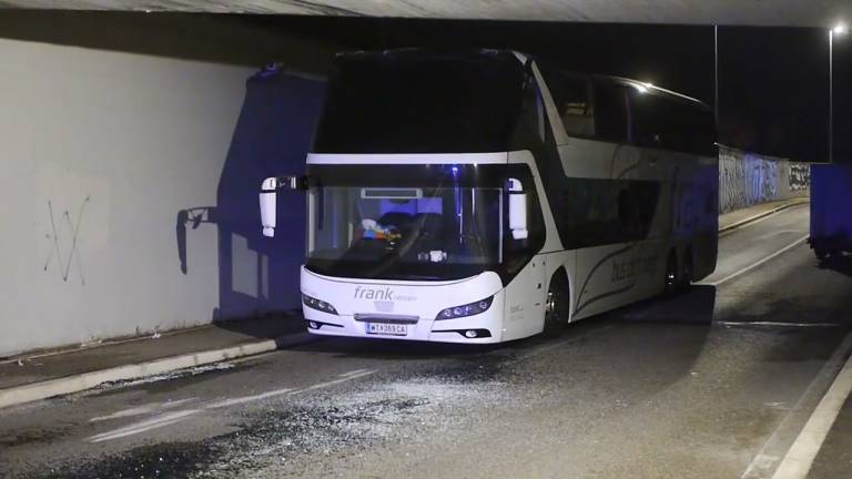 Bus di turisti austriaci incastrato nel sottopasso a Tagliata di Cervia: 6 ragazzini feriti VIDEO