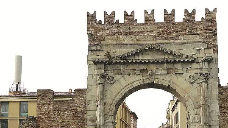 Mega antenna deturpa l’Arco d’Augusto. Polemica sullo sfregio a uno dei simboli di Rimini