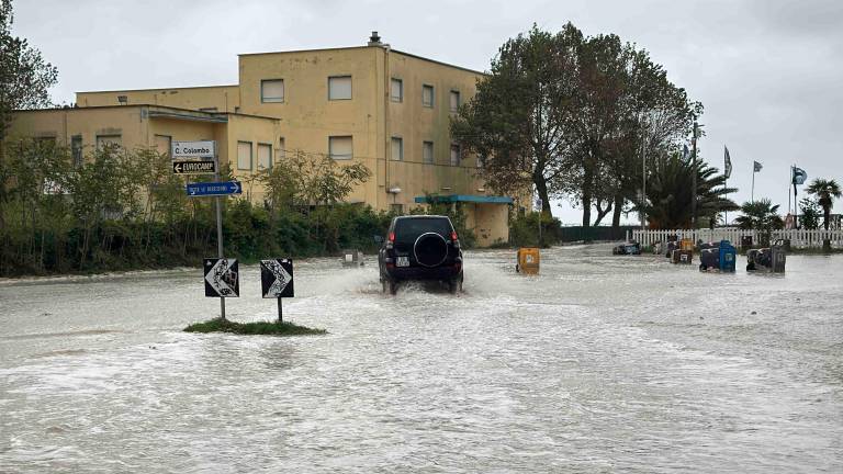 Strada allagata nella zona marina di Cesenatico (Foto Gianmaria Zanotti)