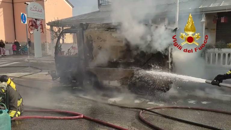 San Giovanni in Marignano, spazzatrice a fuoco: intervengono i pompieri