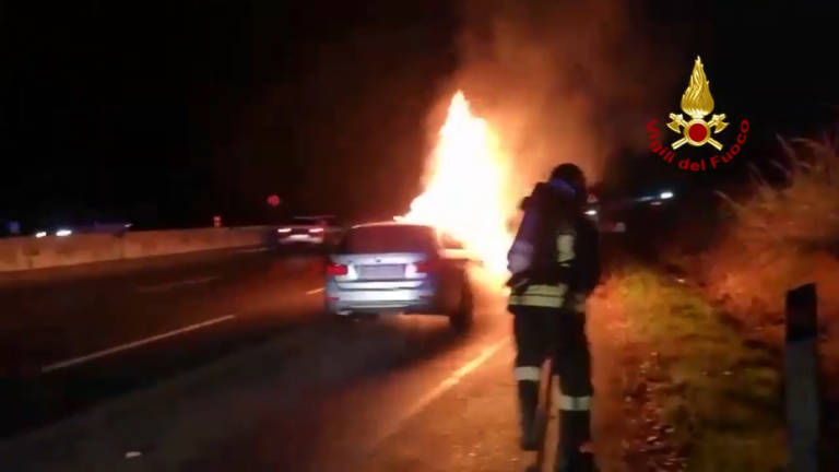 Auto va a fuoco, chiusa la Superstrada di San Marino. Il video