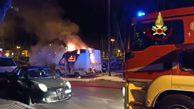 Camper a fuoco a Rimini: i vigili del fuoco portano via in tempo due bottiglie di gpl VIDEO