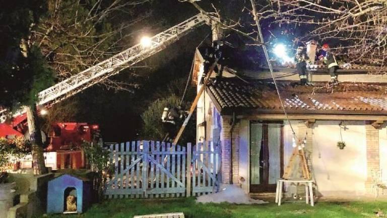 Il tetto della casa va a fuoco: evacuata famiglia di 5 persone