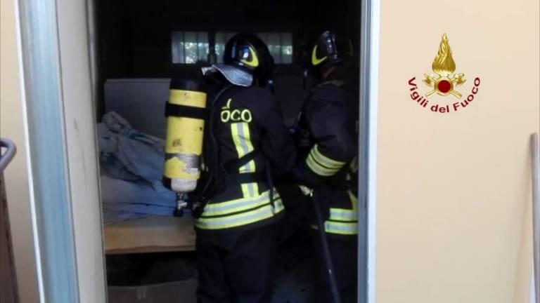 Riccione, incendio nella lavanderia di un hotel - VIDEO