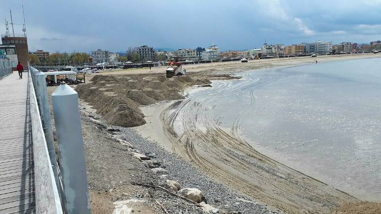 Rimini, la spiaggia della Riviera è pronta per ripartire