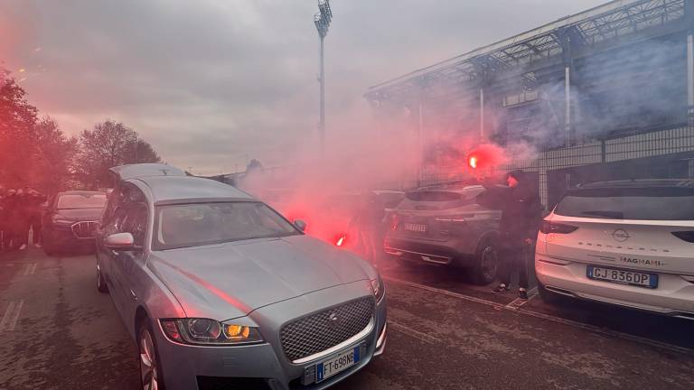 Cesena, fumogeni dietro la curva Mare in omaggio a Giulio Benedetti VIDEO GALLERY