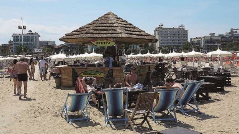 Confesercenti e Confcommercio litigano sui chiringuiti in spiaggia