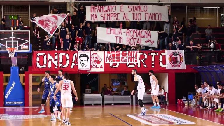 Basket B play-out, gli striscioni e i cori dei tifosi Andrea Costa per la Romagna / VIDEO