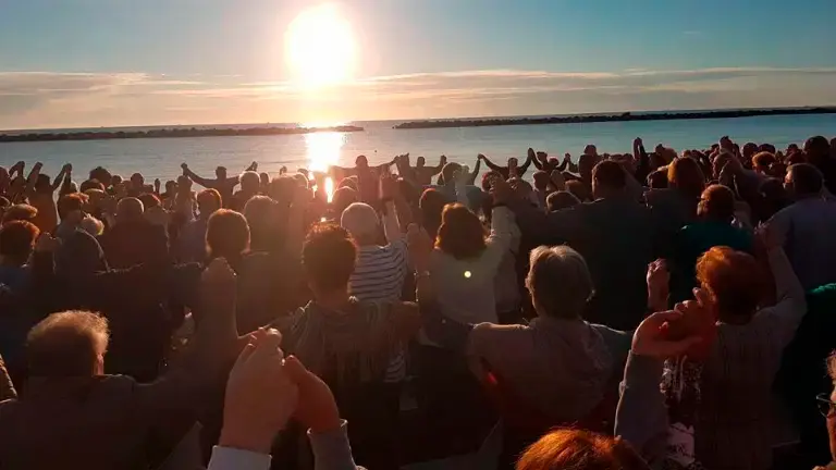 Igea Marina, don Marco e il successo delle messe all’alba in spiaggia: “Ogni estate almeno 3mila persone”