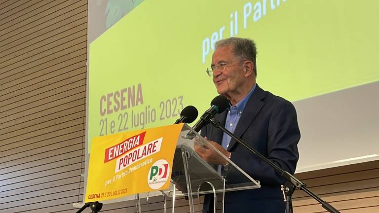 Cesena, standing ovation della platea di Bonaccini per Prodi: Il populismo è il rifugio del popolo che non trova casa VIDEO