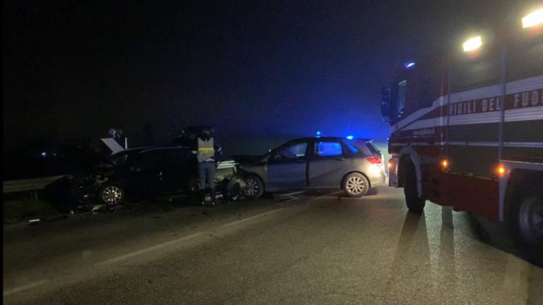 Schianto in via Popilia a Rimini: due feriti in ospedale / Video