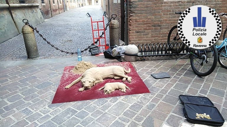 Ravenna, sfruttano minore per guardia a sculture di sabbia. Denunciati