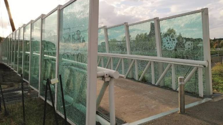 Imola, danneggiato il ponte sopra la bretella. Vandali in azione sulle pareti in vetro