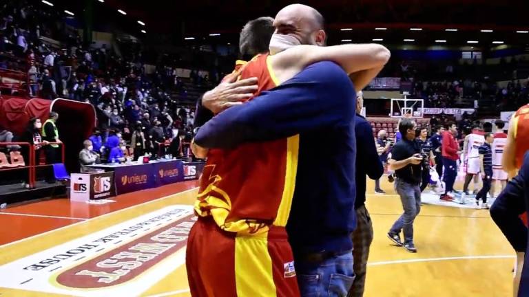 Basket A2, Lotesoriere brinda dopo il derby di Forlì: OraSì, gran vittoria VIDEO