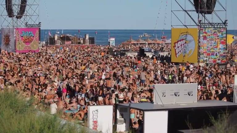 Jova Beach Party, il bagno di folla di Marina di Ravenna e arriva pure Fedez VIDEO