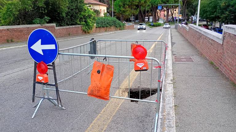 La voragine lungo il cavalcaferrovia - Foto MMPH