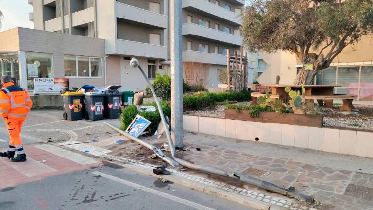 Riccione, distrugge due pali con l’autocarro e scappa: rintracciato dopo dieci giorni, maxi-multa in arrivo
