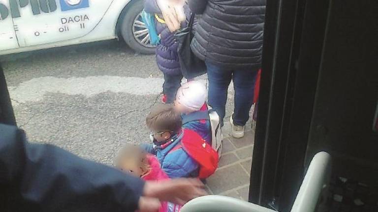 In troppi sull’autobus, bimbi “appiedati” in stazione a Ravenna