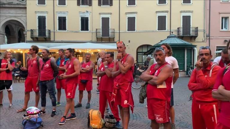 Rimini, la protesta in piazza dei marinai di salvataggio