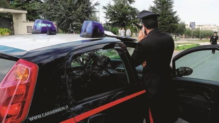 Bancario aggredito e picchiato in strada a Riccione resiste e mette in fuga due rapinatori