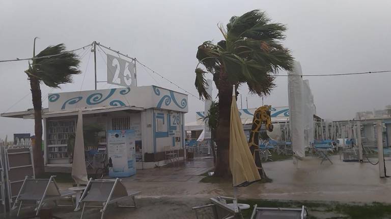 Rimini, maltempo in spiaggia: la tempesta al Bagno 26 VIDEO GALLERY