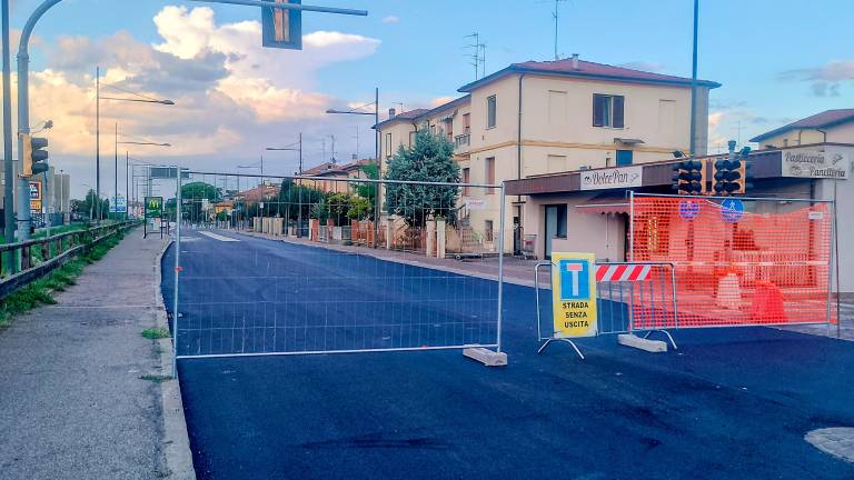 Il nuovo semaforo poco prima della fine dei lavori sulla Selice