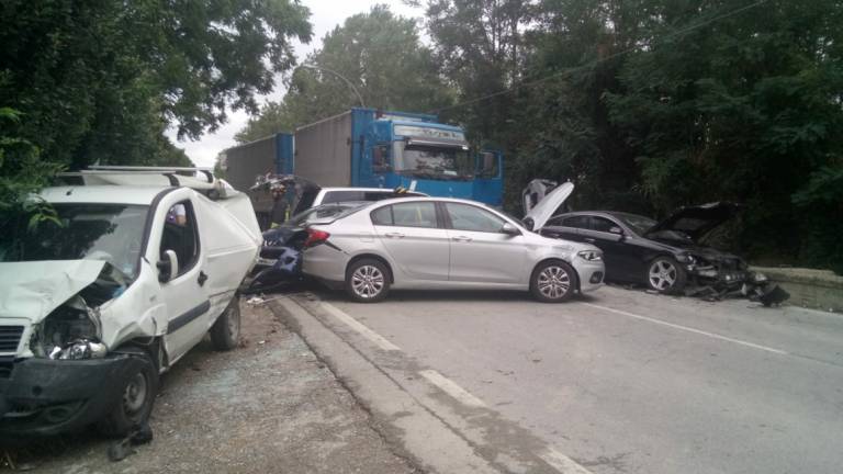 Ravenna, maxi-incidente: camion centra sei auto in fila ad un semaforo a Coccolia VIDEO