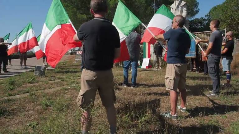 Ravenna, la commemorazione del gerarca fascista Ettore Muti tra cori di dissenso e Bella ciao in sottofondo VIDEO