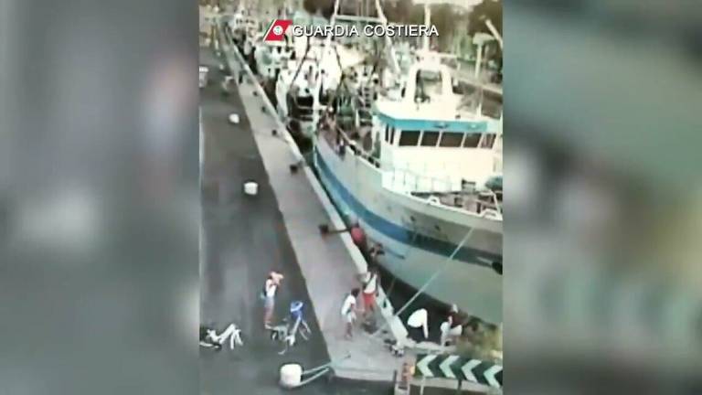 Rimini, bimba di 11 mesi cade nel porto canale: salvata da militare VIDEO