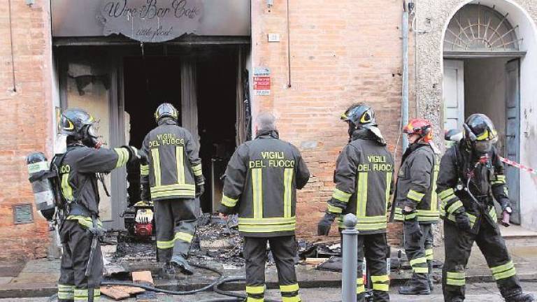 Fiamme e paura in centro: bar distrutto da un incendio