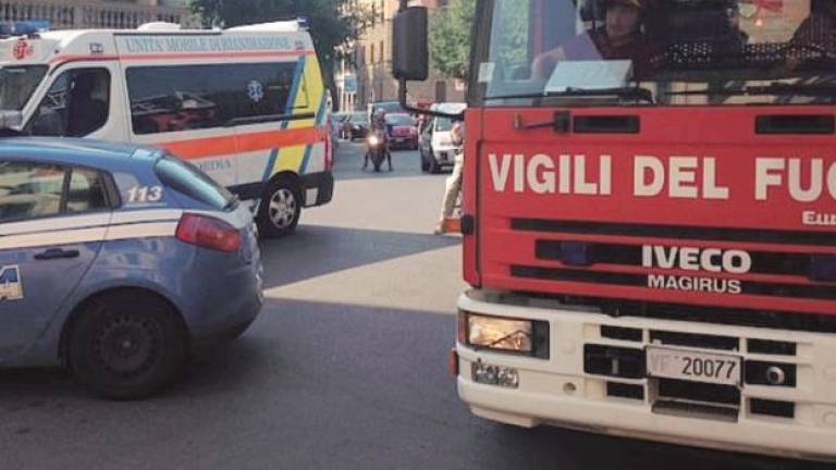 Minaccia di far esplodere palazzo a Cesena. Bloccato con 120 litri di benzina