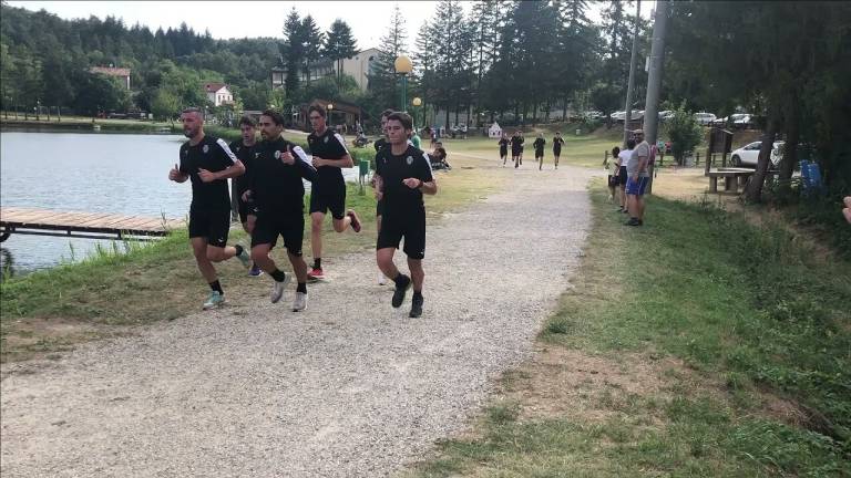 Calcio C, i giocatori del Cesena vanno di corsa attorno al lago di Acquapartita