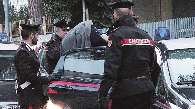 Riccione, caccia al quarto uomo: è l’accoltellatore. L’aggressione per uno sguardo nel locale