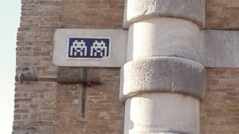 Ravenna, il caso dei mosaici Invader, 8.500 euro per spostarli di poco