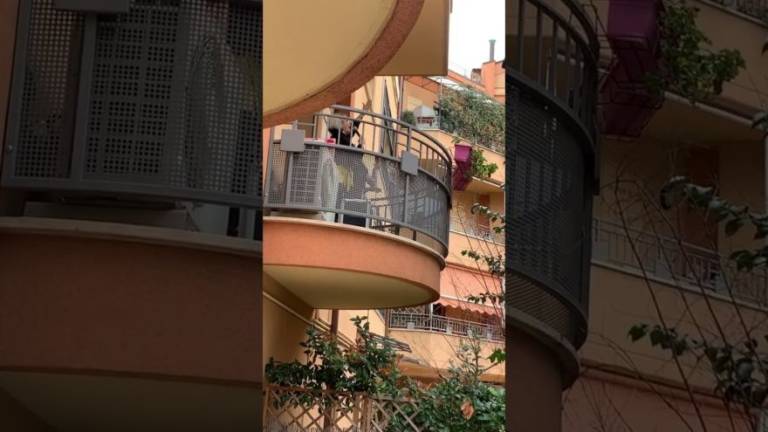Coronavirus, a Rimini si canta Romagna mia sul balcone