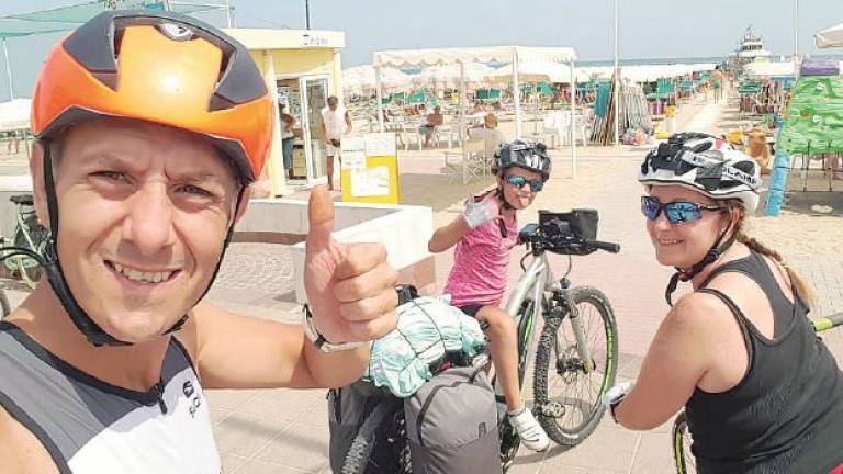 Il ritorno al mare dell'infanzia sui pedali, viaggio di famiglia in bici da Milano a Rimini