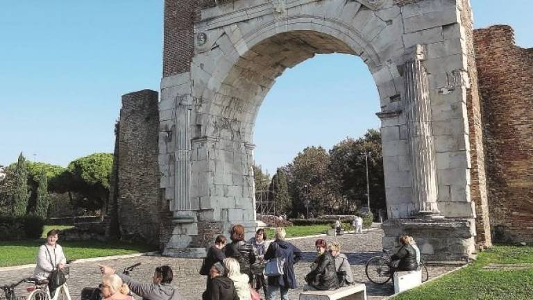 Pietre come scalpelli per rubare pezzi d’Arco a Rimini: denunciati due turisti