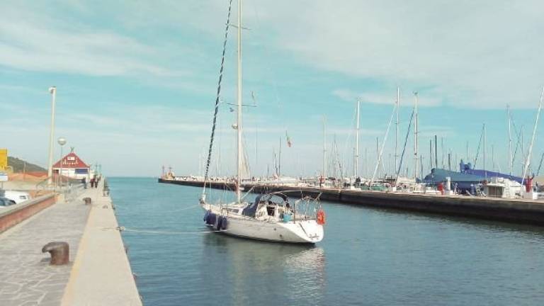 Porto ancora insabbiato: barca si arena a Cervia