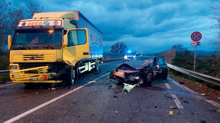Cesena, incidente sulla Dismano: 26enne perde il controllo dell’auto e si schianta contro un camion