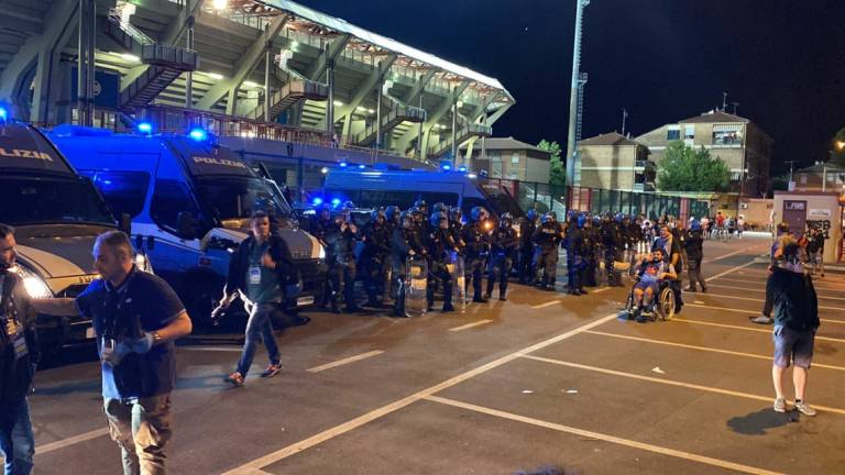Calcio, a Cesena scontri dopo Italia-Ungheria: volano tavoli e sedie VIDEO