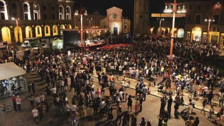 Musica, cibo di strada e sport, in migliaia in centro a Forlì per Romagna live
