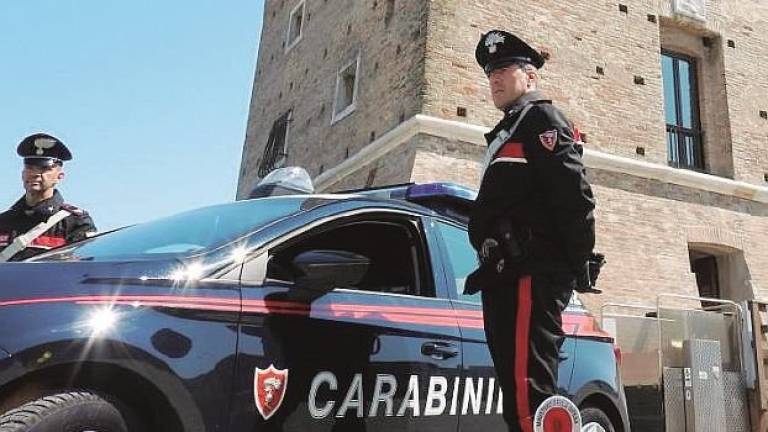 Da una cabina telefonica minaccia i carabinieri: arrestato