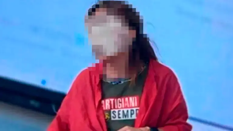 Ravenna, l’insegnante in classe con la maglietta “partigiani sempre”. La Cgil: “Si pensi ai veri problemi della scuola”