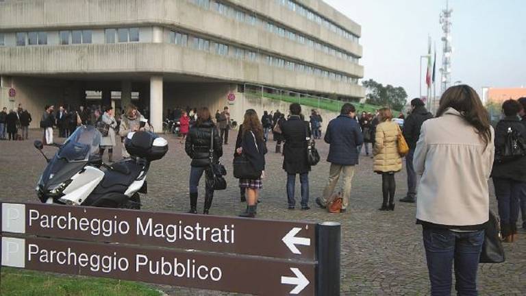 Anziano trovato con un coltello nel cuore. Fascicolo per omicidio aperto in Procura